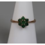 9ct gold emerald cluster ring - Size: N