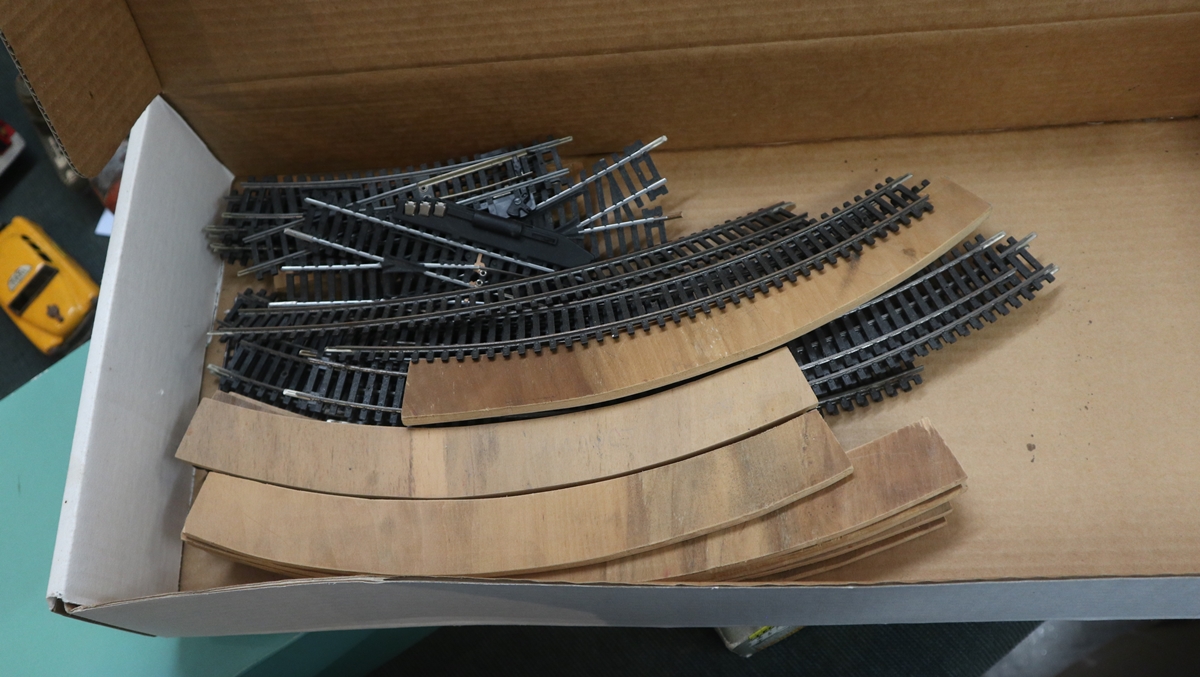 Hornby electric train set - HS125 to include extra tracks - Image 8 of 8