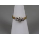 18ct gold 3 stone diamond ring - Size: L