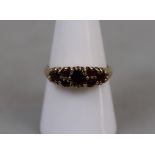 9ct gold garnet set ring - Size: O