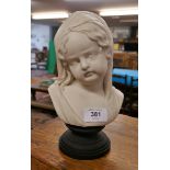 Bust of lady - Approx height: 24cm