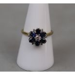 18ct gold diamond & sapphire cluster ring - Size: O