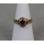 18ct gold sapphire and diamond cluster ring - Size: M