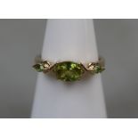 9ct gold peridot set ring - Size: L