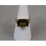 9ct gold green tourmaline set ring - Size: J