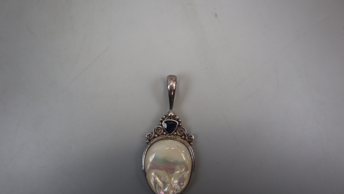 Silver mother-of-pearl set pendant - Image 2 of 3