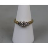 18ct gold 3 stone diamond ring - Size: N