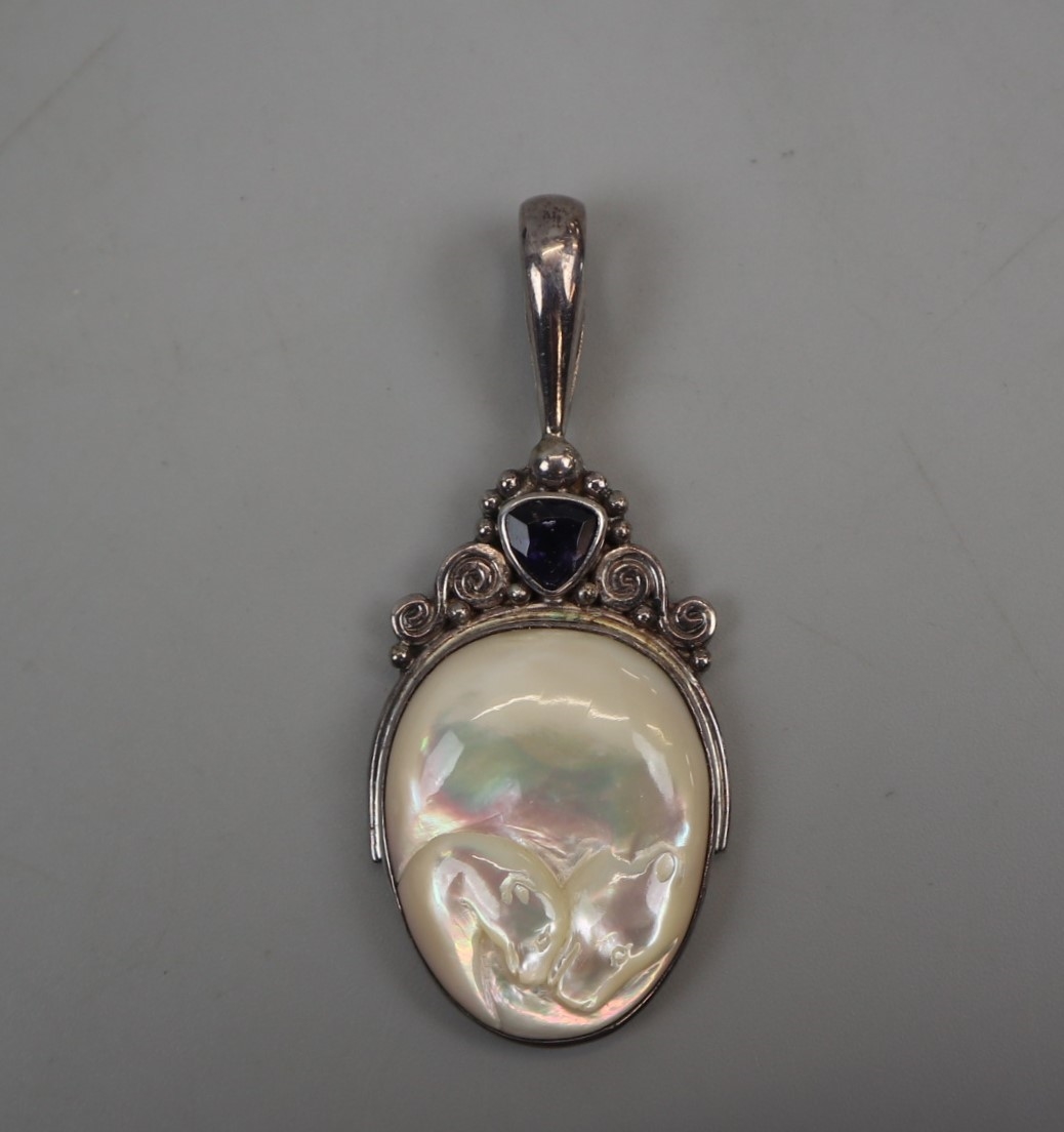 Silver mother-of-pearl set pendant