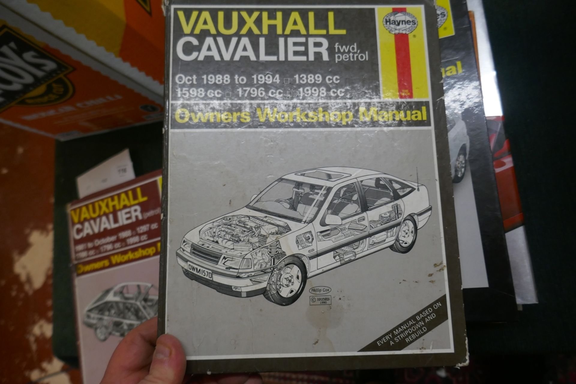 Collection of motoring books to include Haynes manuals - Image 3 of 9