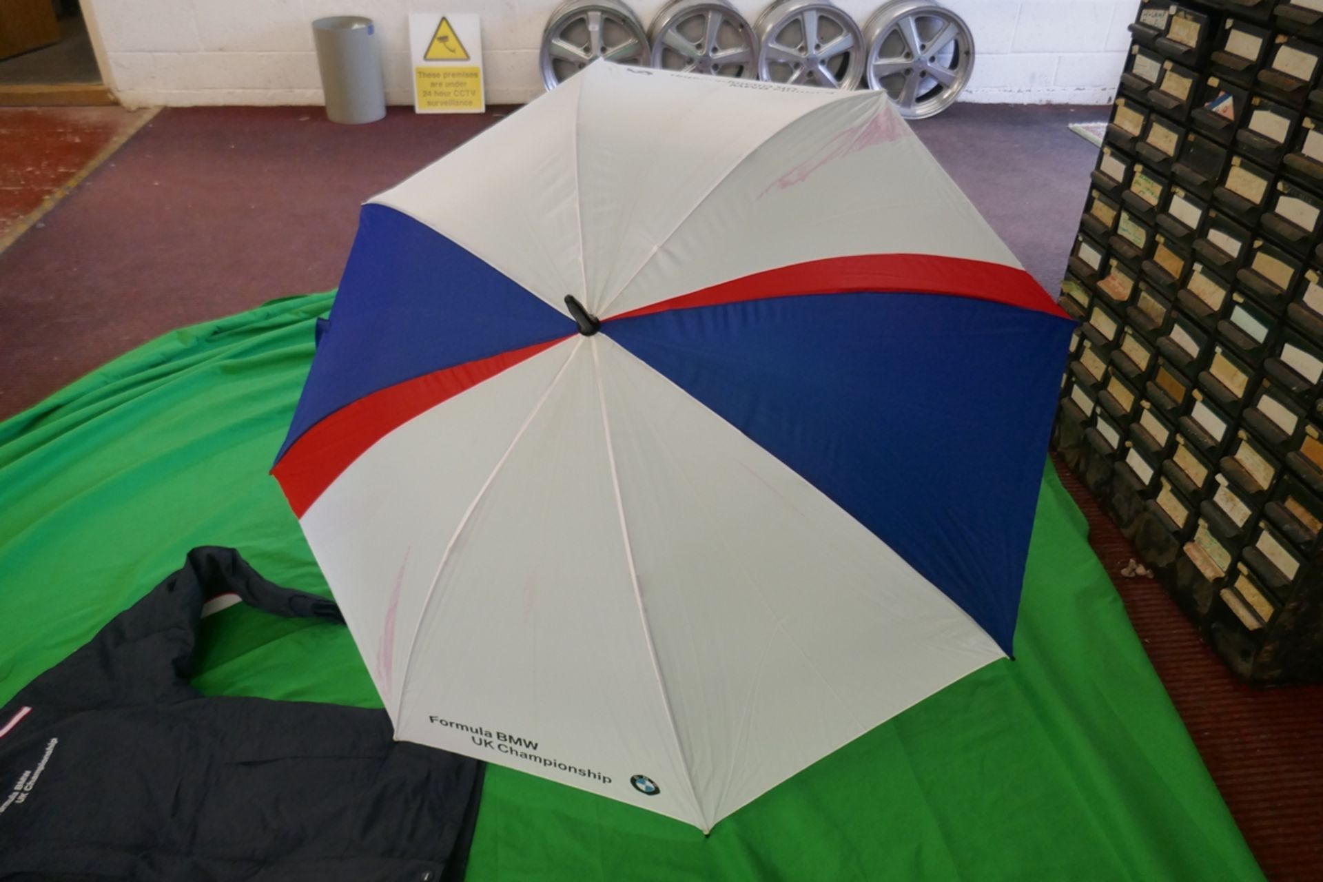 2 Formula BMW UK Championship jackets together with a BMW umbrella - Bild 6 aus 7