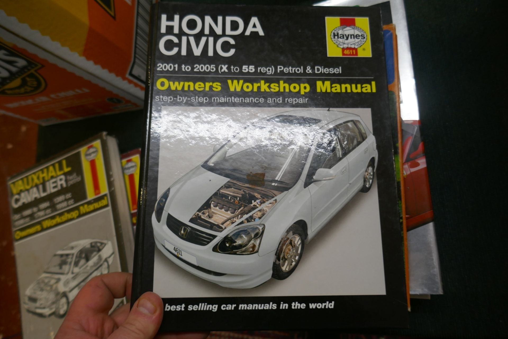 Collection of motoring books to include Haynes manuals - Image 4 of 9