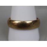 9ct gold gents wedding band (Approx 5.5g) - Size: W