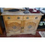 Carved oak cabinet - Approx size: W: 122cm D: 51cm H: 96cm