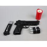 Beretta BB handgun, 6 gas refills and packet of approx 1000 pellets