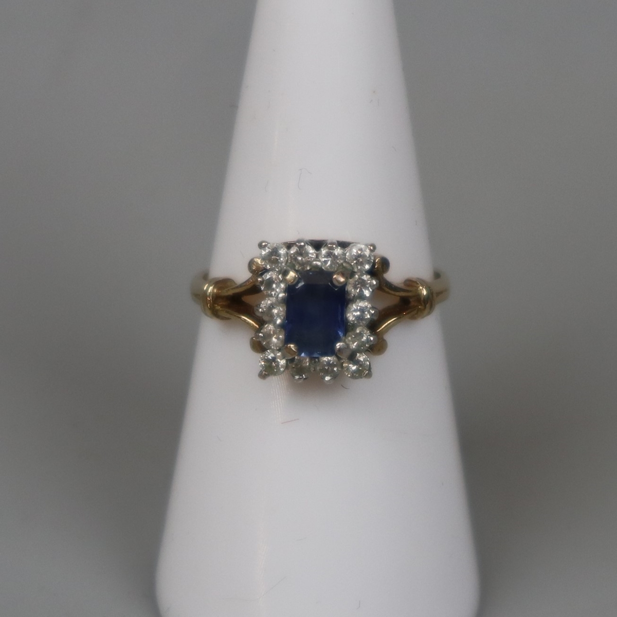 9ct diamond and sapphire set ring - Size: M