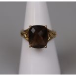 9ct topaz set ring - Size: L