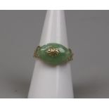 9ct gold jade set ring - Size: O