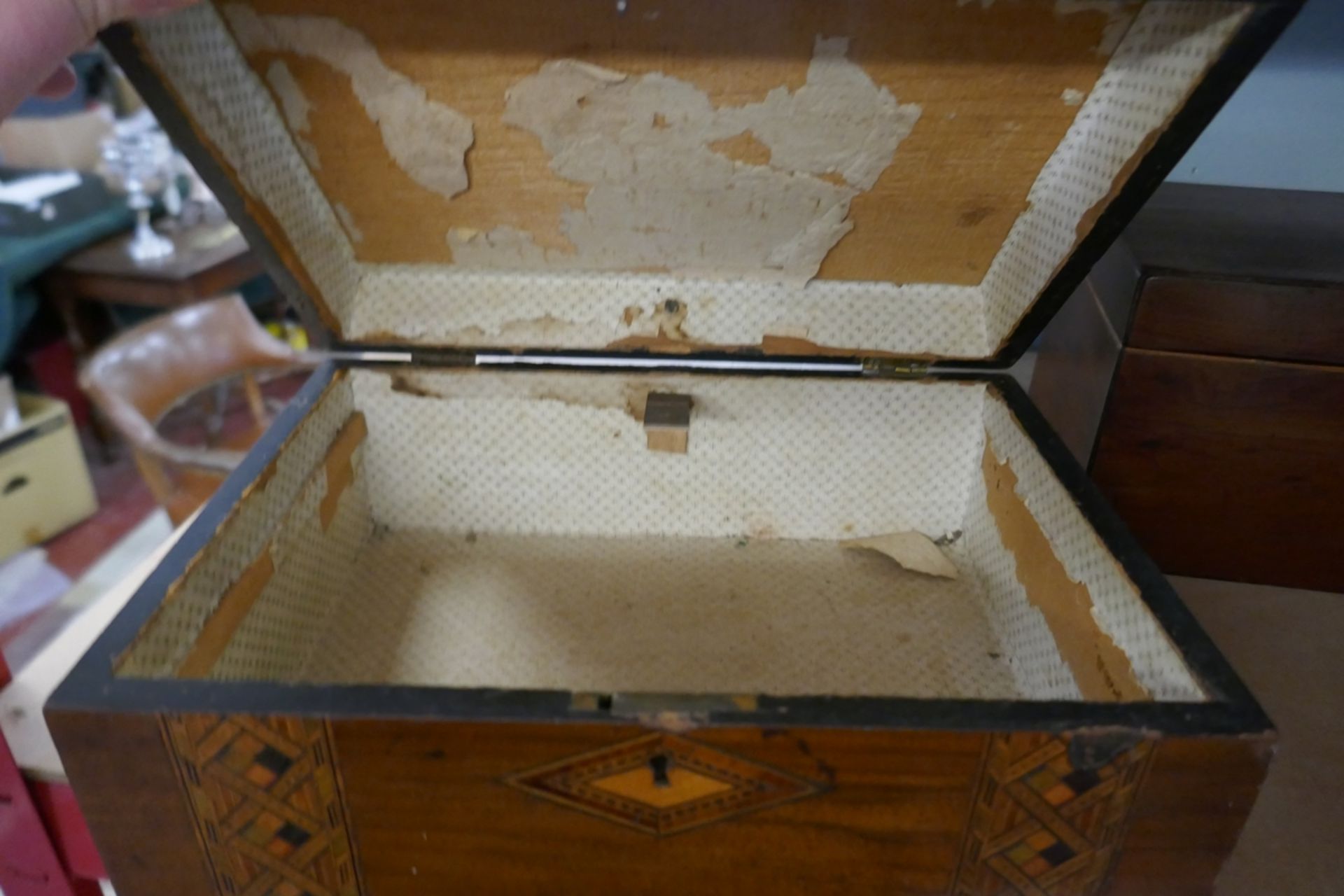 Walnut inlaid workbox, mahogany tea caddy and jewellery box - Image 3 of 9