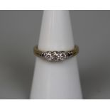 9ct gold 3 stone diamond ring - Size: L