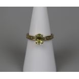 9ct gold peridot set ring - Size: K