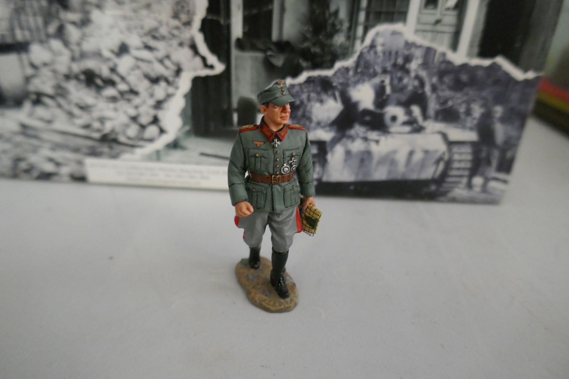 Collection of scale military vehicles and figures - Image 4 of 16