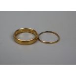 2 x 22ct gold rings - Approx weight 6g - Size: M