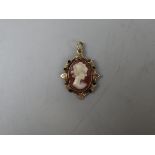 9ct gold mounted cameo pendent