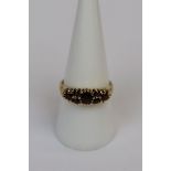 9ct gold garnet set ring - Size Q