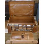 Gentleman?s weekend vanity suitcase with integral grooming kit