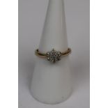 9ct gold diamond daisy cluster ring - Size N«