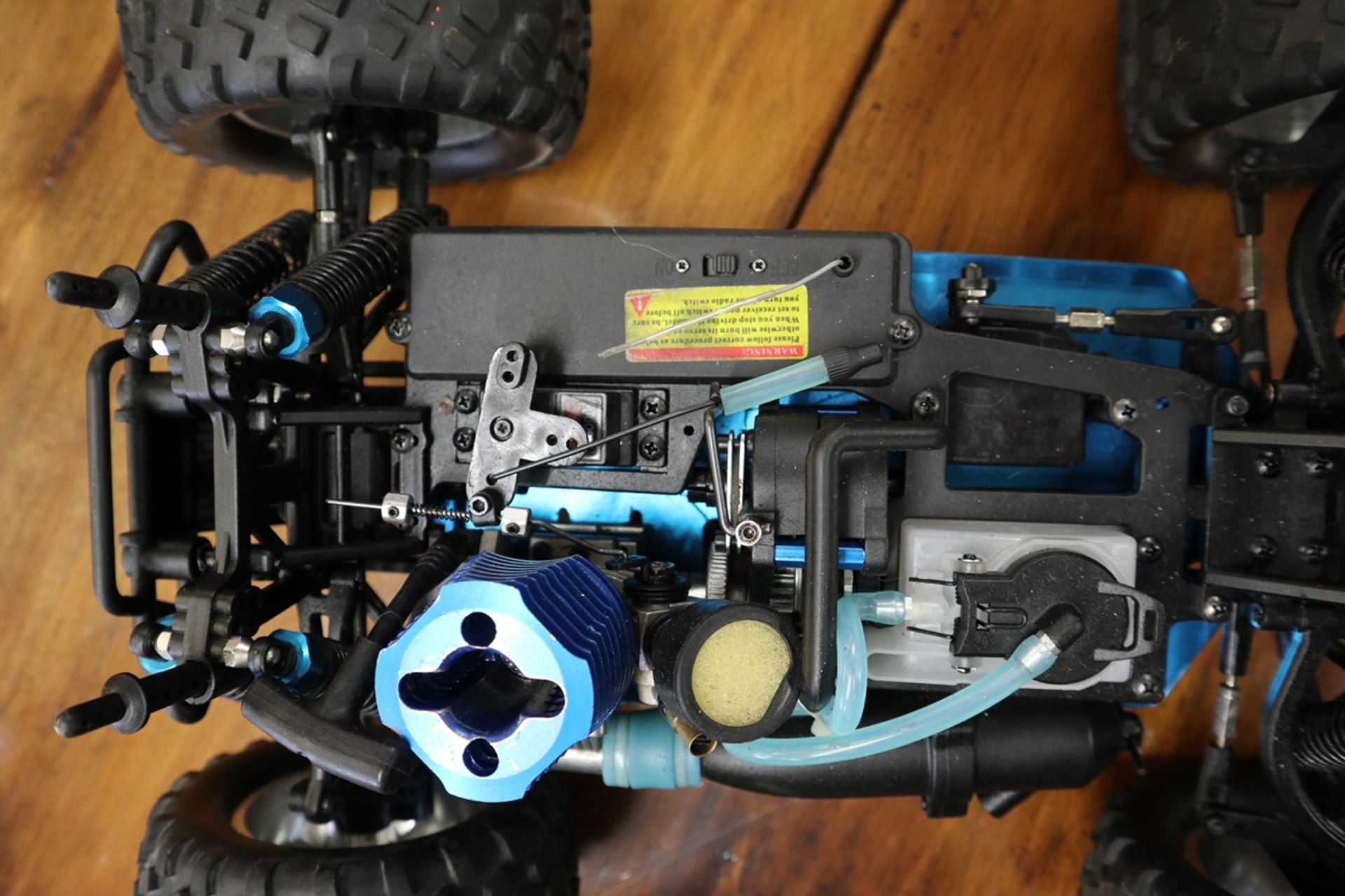 Radio controlled nitro truck - as new - Image 6 of 6