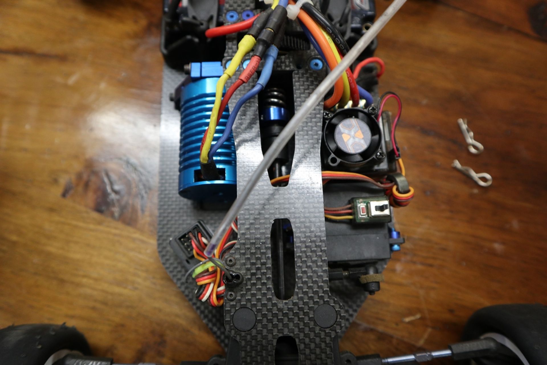 Team Associated RC10 brushless radio controlled car with Li-po batteries, controller, spare shell - Image 6 of 7