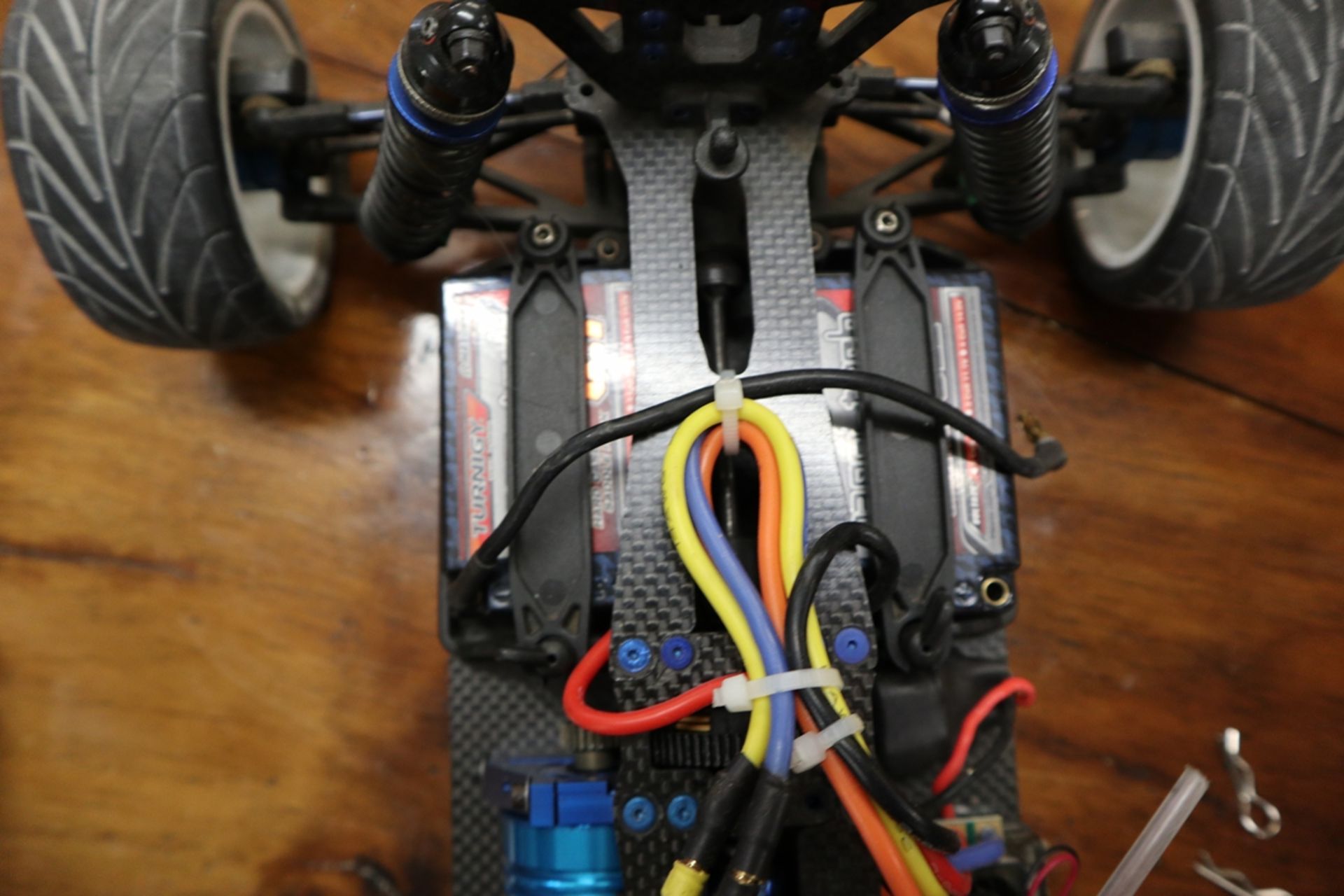 Team Associated RC10 brushless radio controlled car with Li-po batteries, controller, spare shell - Image 5 of 7