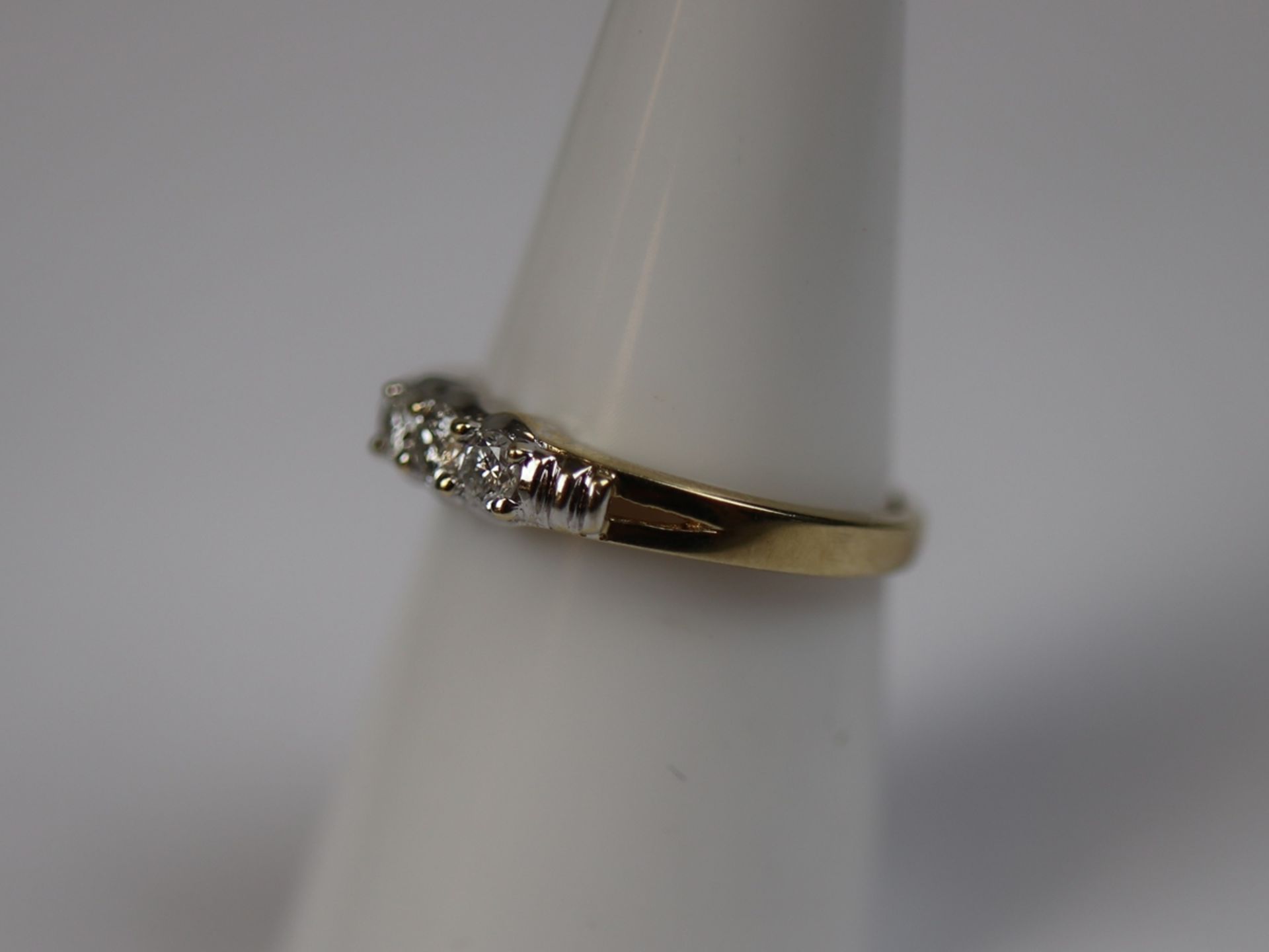 9ct gold 3 stone diamond ring - Size L« - Image 2 of 3