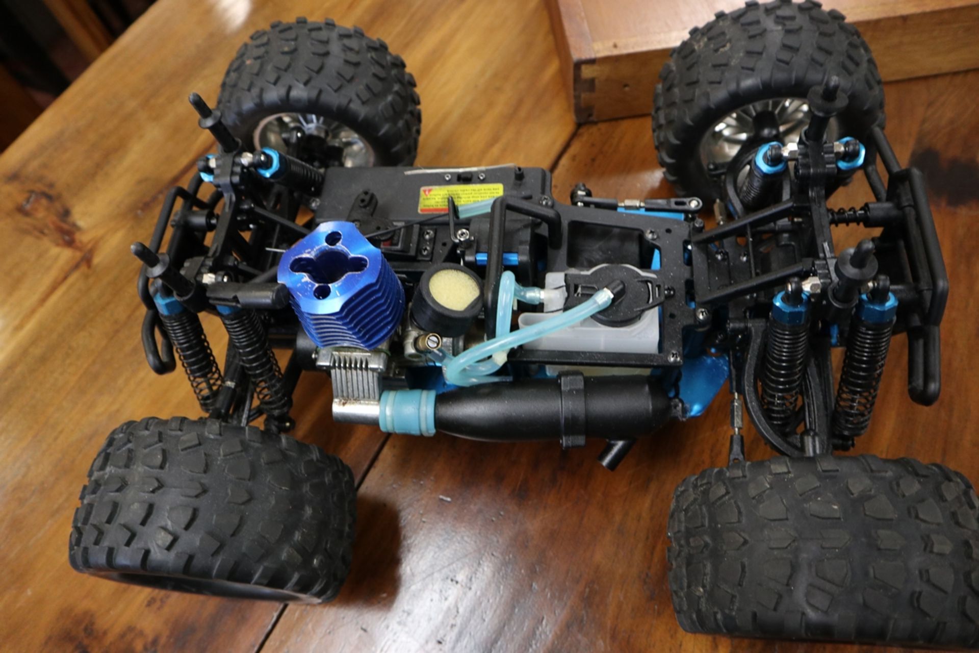 Radio controlled nitro truck - as new - Image 5 of 6