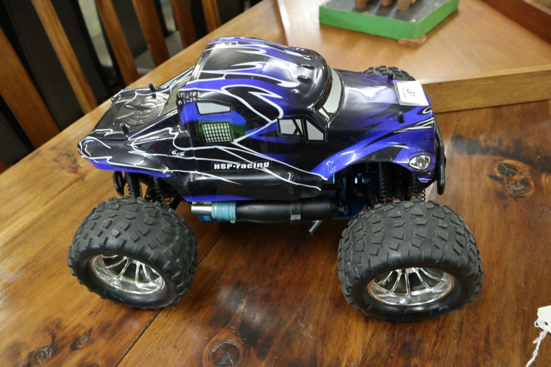 Radio controlled nitro truck - as new - Image 4 of 6