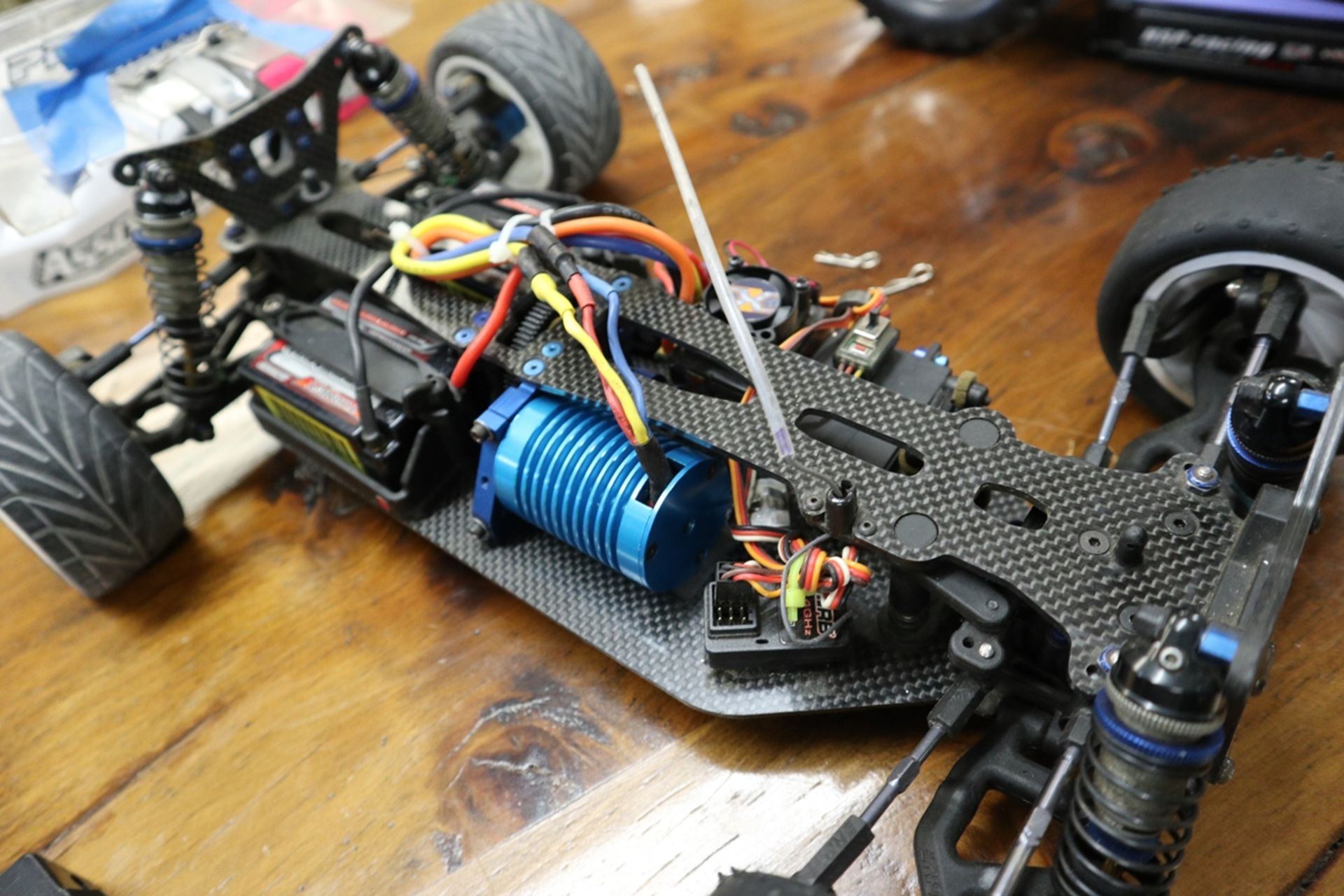 Team Associated RC10 brushless radio controlled car with Li-po batteries, controller, spare shell - Image 7 of 7