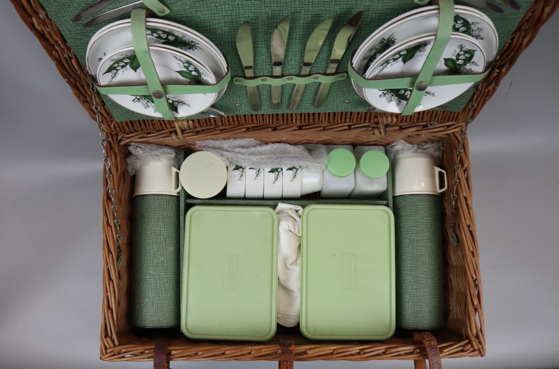 Brexton wicker picnic hamper with contents - Image 3 of 4