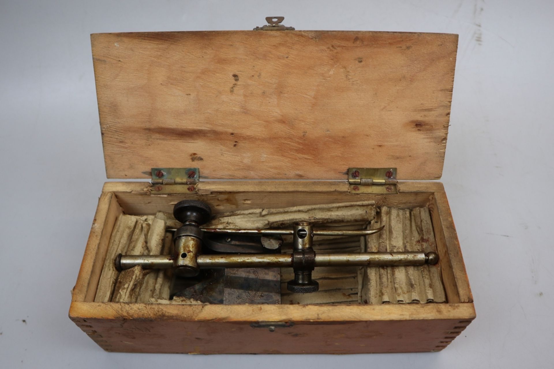 4 cased engineers tools to include Vernier depth gauge, Vernier calliper engineers tap and die set - Image 4 of 6