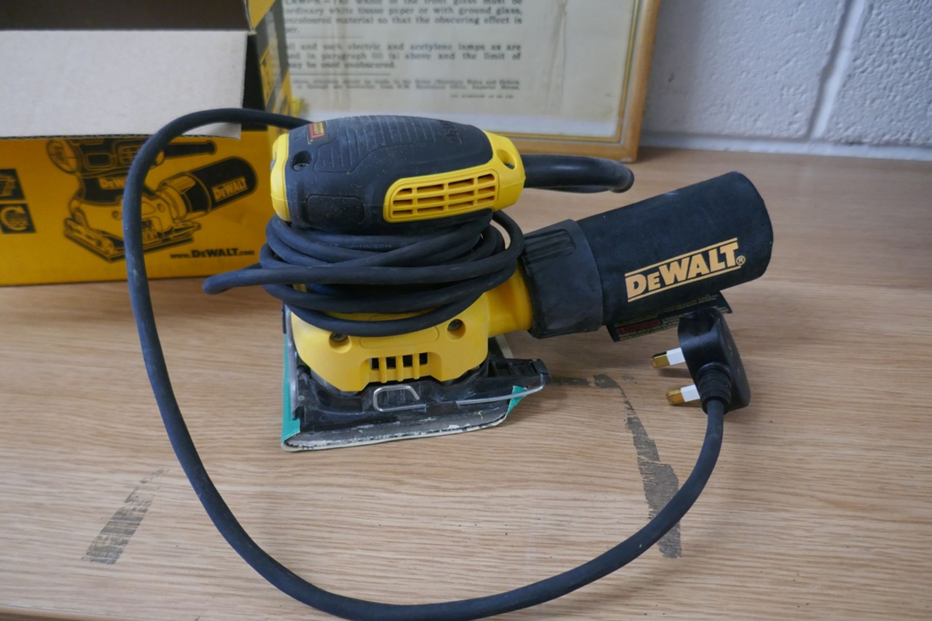 Dewalt orbital sander in box used once - Image 2 of 2