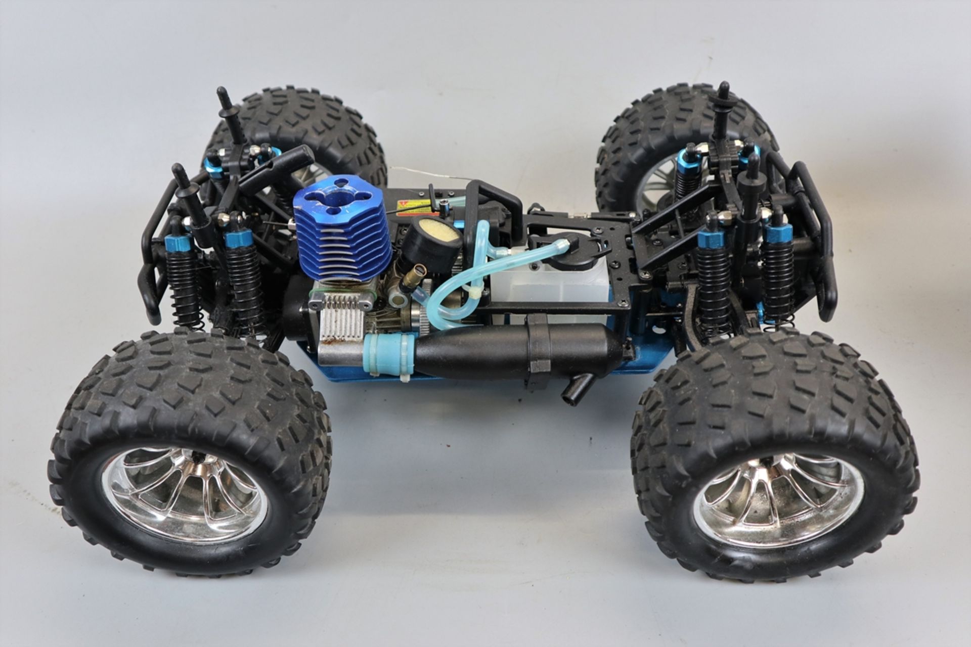 Radio controlled nitro truck - as new - Image 2 of 3