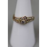 18ct gold diamond set ring - Size M