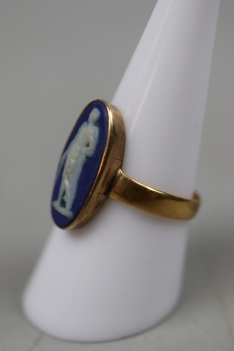 18ct gold Wedgwood ring - Size P - Image 2 of 3