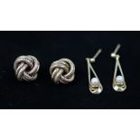2 pairs of 9ct gold earrings approx 3.5g