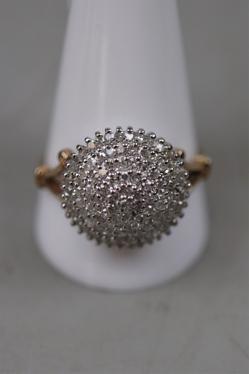 9ct gold diamond cluster ring - Size X