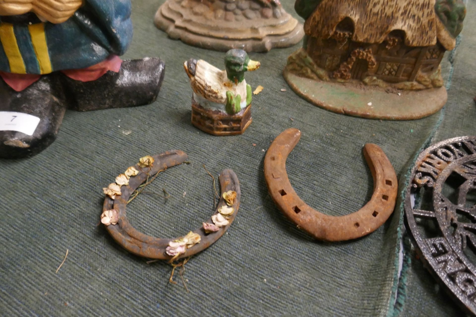 Collection of cast iron items to include door stops etc - Image 8 of 8