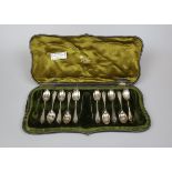 Set of hallmarked teaspoons in case with sugar tongs - Approx weight: 120g