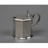 Hallmarked silver mustard pot with cobalt blue glass liner - Approx weight of silver 111g