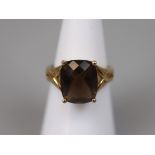 9ct gold topaz set ring - Size: L