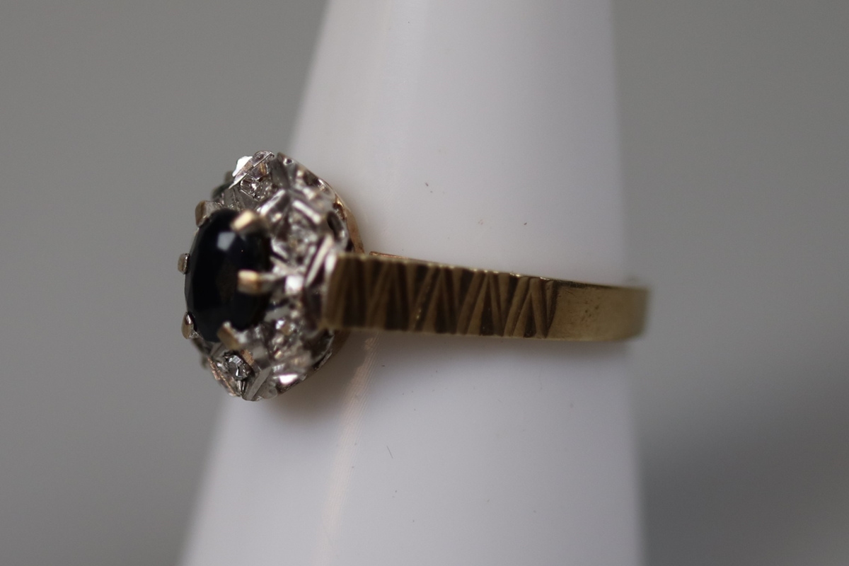 9ct gold sapphire and diamond cluster ring - Size: O - Image 2 of 2